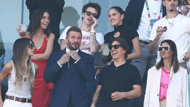 (Abajo, de izquierda a derecha) El exfutbolista inglés David Beckham, la cantante y diseñadora Victoria Beckham y el actor estadounidense Tom Cruise; (arriba, de izquierda a derecha) Jackie Apostel, Cruz Beckham, Kim Turnbull y Romeo Beckham asisten al torneo de fútbol de la Copa Mundial de 2026.