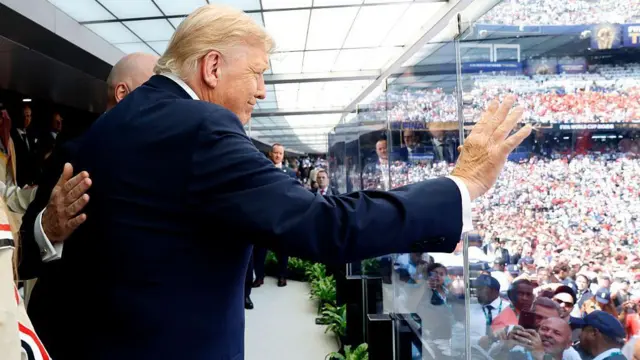 El presidente de Estados Unidos, Donald Trump, observa antes del partido de la final de la Copa Mundial de la FIFA 2026 entre España y Argentina en el estadio de Nueva Jersey.